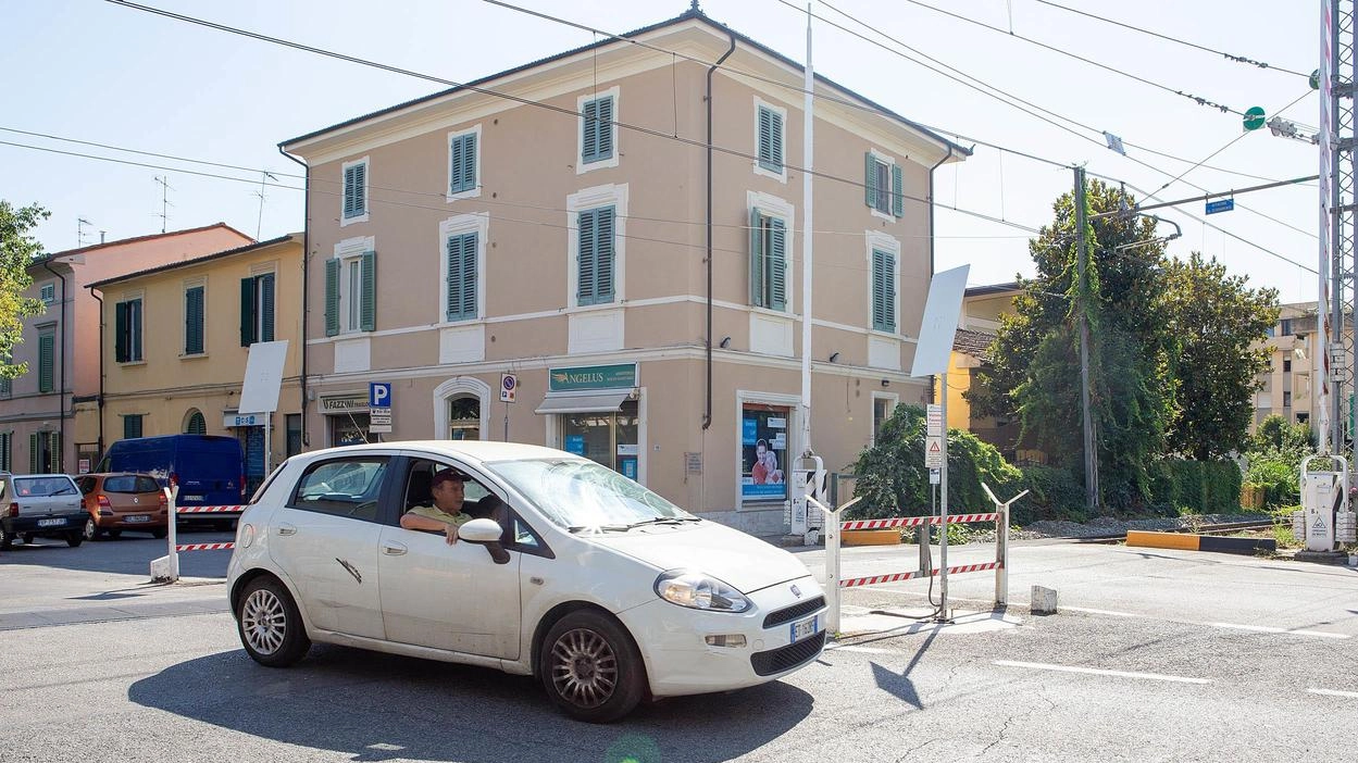 Si parte il 30 giugno fino al 4 luglio L’intervento riguarda anche il marciapiede che divide il traffico diventato ormai pericoloso Si parte il 30 giugno fino al 4 luglio L’intervento riguarda anche il marciapiede che divide il traffico diventato ormai pericoloso