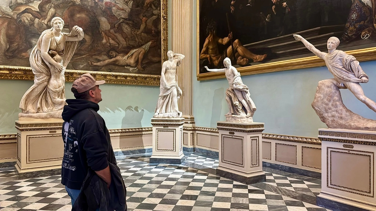 L'attore, regista e sceneggiatore americano James Franco stamani in visita agli Uffizi L'attore, regista e sceneggiatore americano James Franco stamani in visita agli Uffizi
