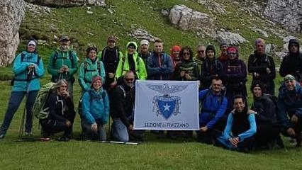 Un gruppo di soci del Cai di Fivizzano durante un’escursione in montagna