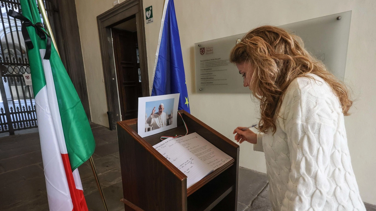 Continua fino a sabato la raccolta delle firme e dei pensieri per Papa Francesco sul registro nell’atrio della Prefettura