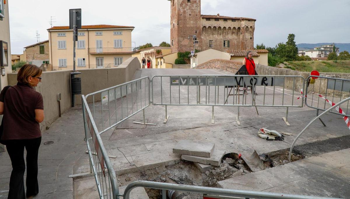 https://www.lanazione.it/image-service/view/acePublic/alias/contentid/YTNmYzU0NjgtNGY1NC00/0/lavori-riapre-il-ponte-sul-bisenzio-sotto-i-ferri-due-arterie-del-centro.jpeg?f=1.90:1&w=1200