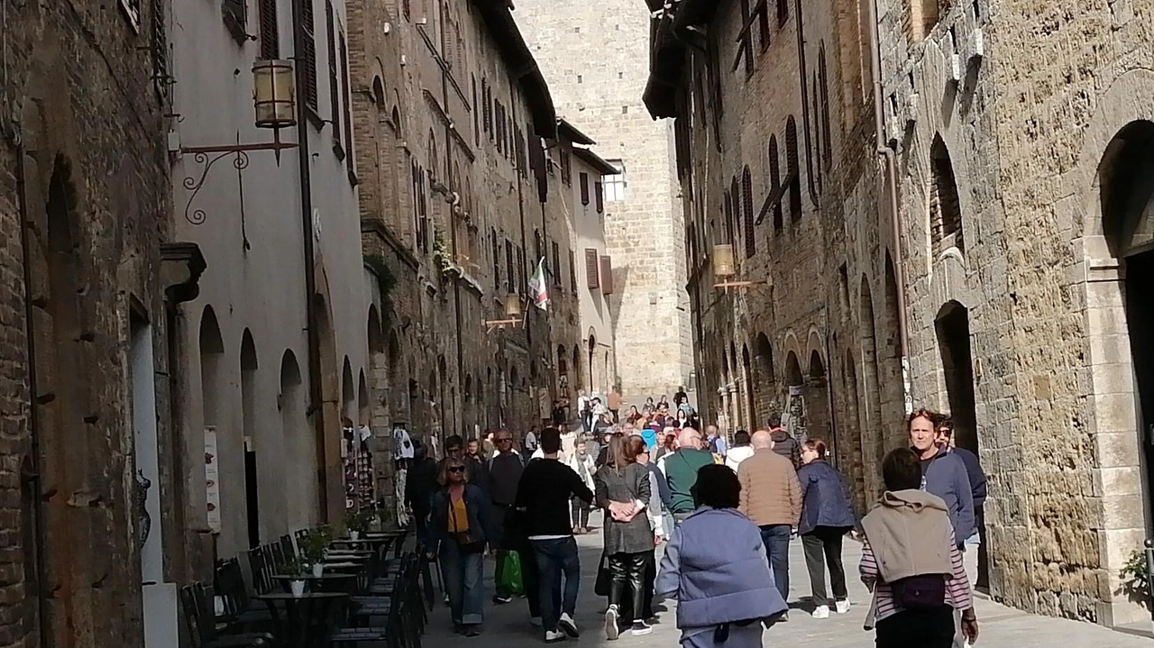 Sono stimati in oltre tre milioni e mezzo i turisti che nei canonici 365 giorni dell’anno entrano dalle due antiche porte San Giovanni e San Matteo e passeggiano nel centro storico. Arrivano da tutto il mondo Sono stimati in oltre tre milioni e mezzo i turisti che nei canonici 365 giorni dell’anno entrano dalle due antiche porte San Giovanni e San Matteo e passeggiano nel centro storico. Arrivano da tutto il mondo