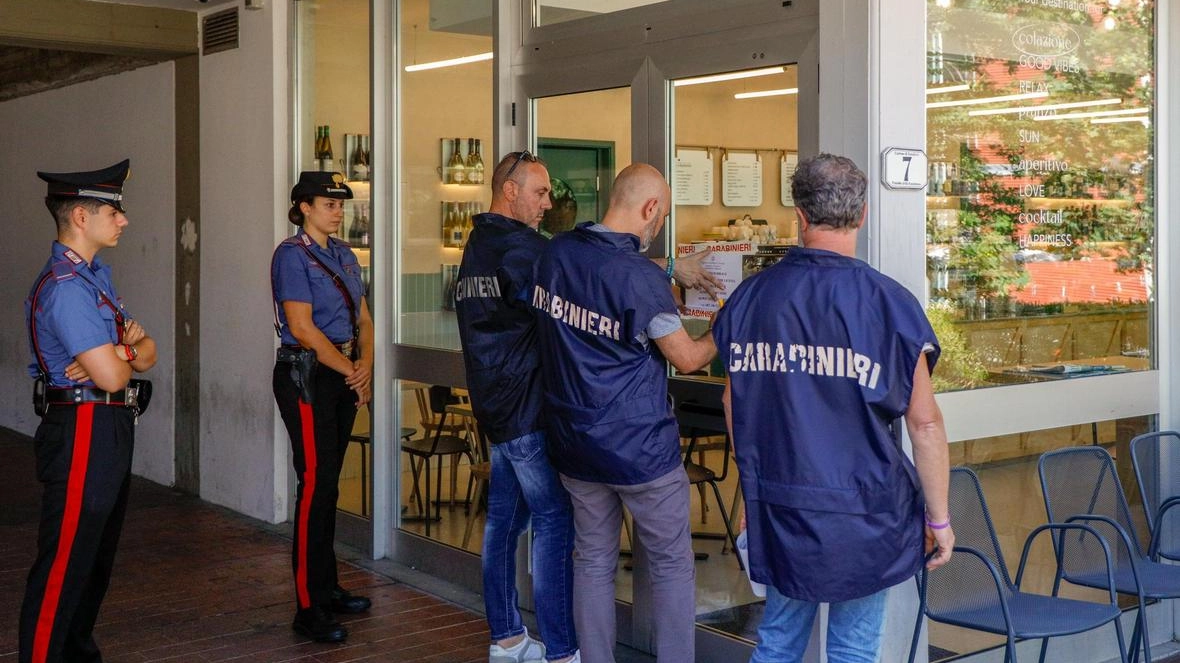 Il bar “Il Sole“, vicino al municipio, nelle scorse settimane ricevette anche un provvedimento di sospensione della licenza, oggi esauritosi Il bar “Il Sole“, vicino al municipio, nelle scorse settimane ricevette anche un provvedimento di sospensione della licenza, oggi esauritosi