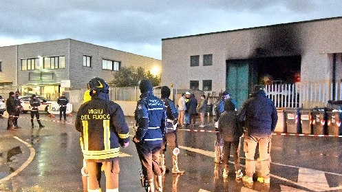 Follonica, l'esterno del capannone andato a fuoco (Agostini) Follonica, l'esterno del capannone andato a fuoco (Agostini)
