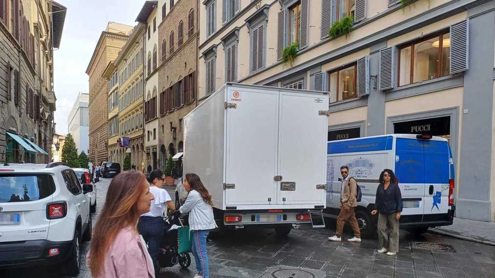Due dei furgoni per il carico e scarico parcheggiati ieri tra via Tornabuoni e piazza Santa Trinita tra i turisti che passeggiano Due dei furgoni per il carico e scarico parcheggiati ieri tra via Tornabuoni e piazza Santa Trinita tra i turisti che passeggiano