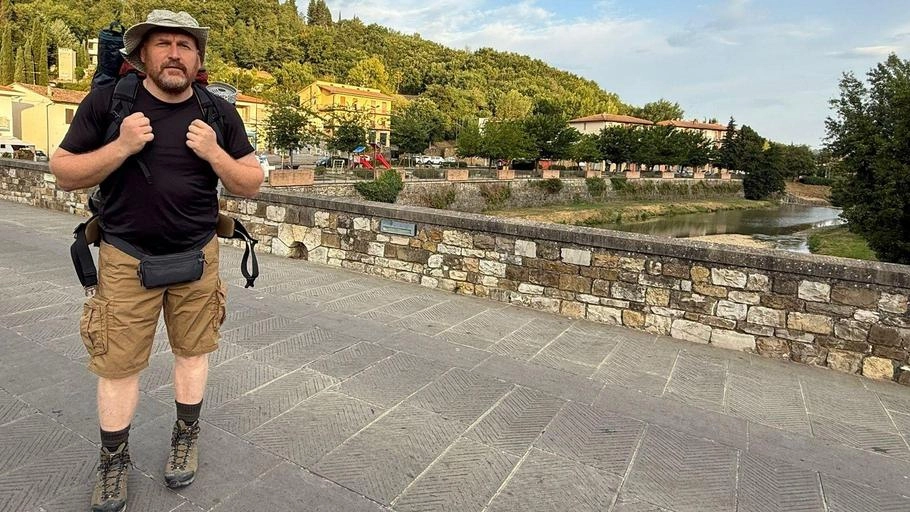 Il sindaco di Barberino Tavarnelle, David Baroncelli, è partito a piedi dalla Sambuca con la bussola puntata verso gli arcivescovadi di Fiesole e Firenze, passando per Badia a Passignano, Monte Scalari e Vallombrosa. Tutti luoghi legati a San Giovanni Gualberto, il santo che chiede di ’sostituire’ come patrono a San Pietro
