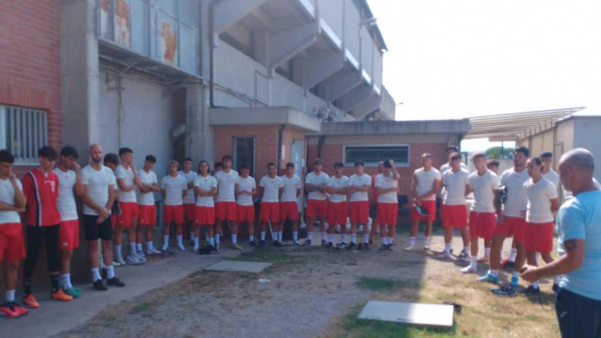 I giocatori della Cuoiopelli durante la prima riunione del raduno il 5 agosto scorso I giocatori della Cuoiopelli durante la prima riunione del raduno il 5 agosto scorso
