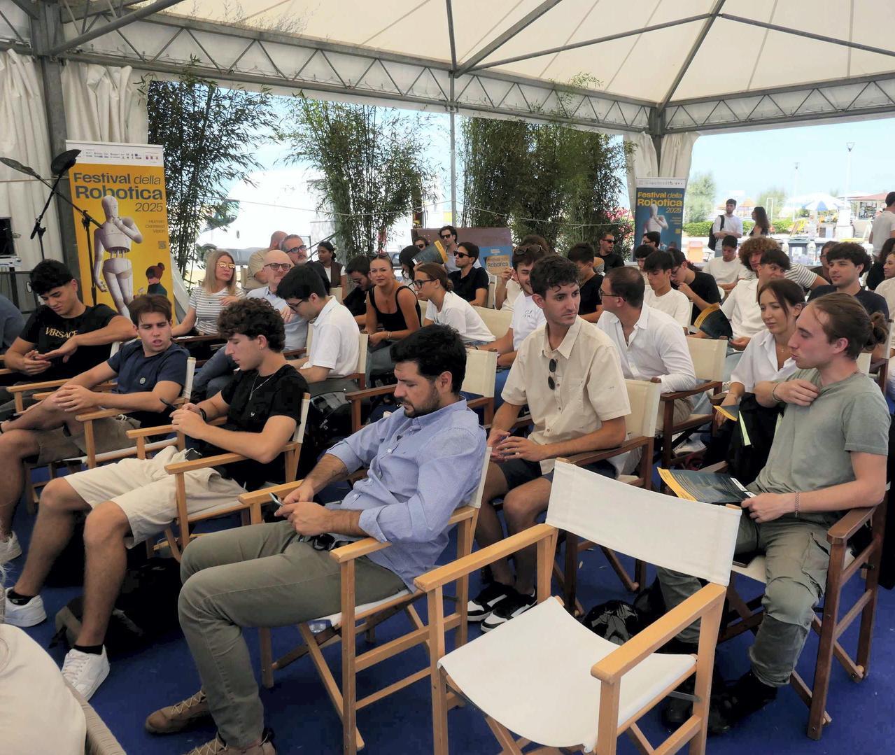 https://www.lanazione.it/image-service/view/acePublic/alias/contentid/YTQ1OTc3MzYtNDdmMS00/0/il-futuro-bussa-a-yachting-events-al-festival-della-robotica-il-mondo-darsena-incontra-lia.jpeg
