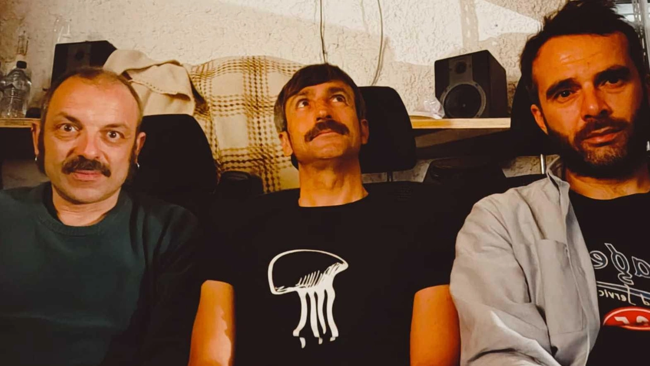 La storica band carrarese celebra vent’anni di musica con un attesissimo concerto domenica sera sul palco del ”Fuori Luogo” La storica band carrarese celebra vent’anni di musica con un attesissimo concerto domenica sera sul palco del ”Fuori Luogo”