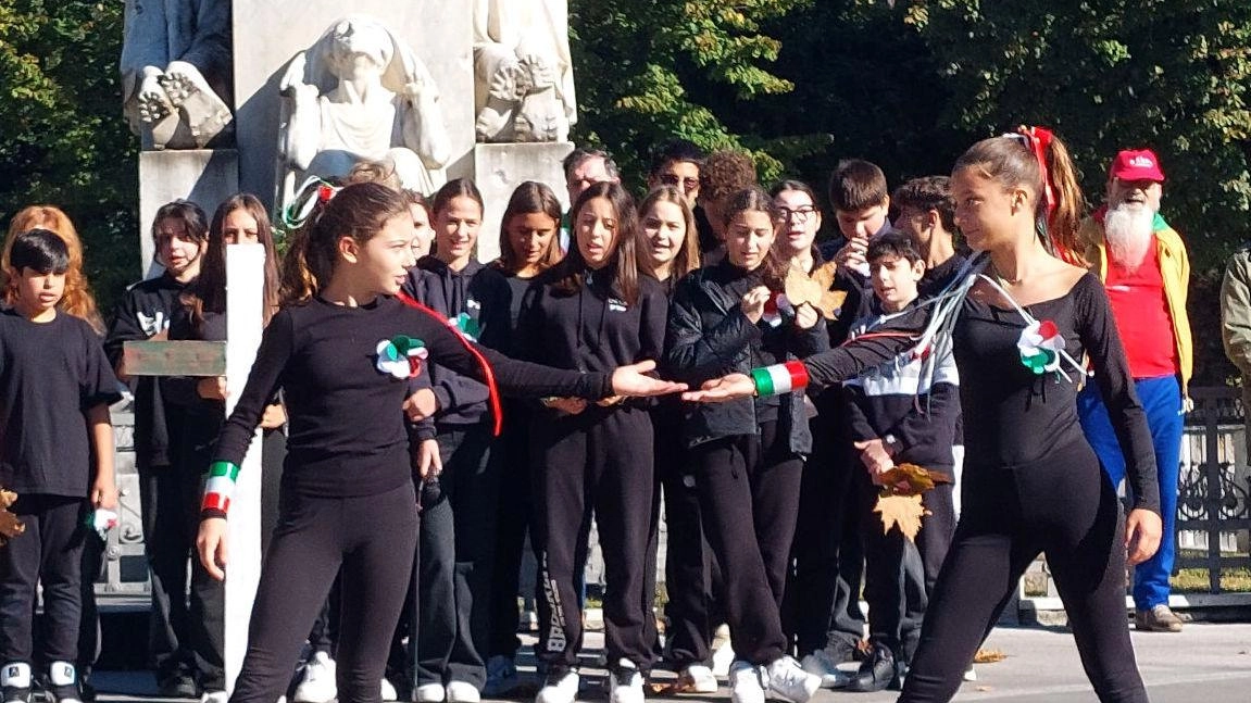 Un grande fiore di stoffa con i colori della bandiera italiana. E poi coccarde verdi, bianche e rosse appuntate sulle...