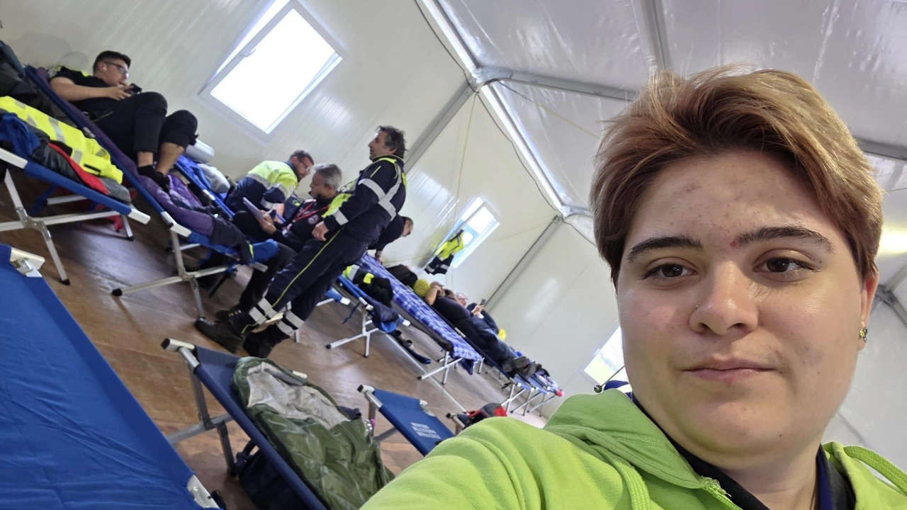Un selfie che Asia, appena 17enne, e volontaria dell’Anpana si è fatta. a Roma nella tenda della Protezione civile