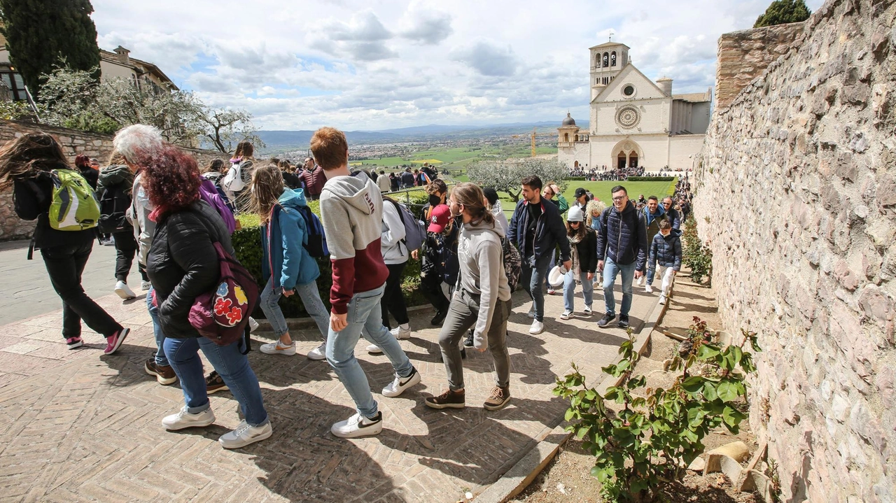 di Roberto Borgioni PERUGIA È la terra dei Santi a guidare il Giubileo. L’Umbria di Francesco, Chiara e Benedetto, con i suoi... di Roberto Borgioni PERUGIA È la terra dei Santi a guidare il Giubileo. L’Umbria di Francesco, Chiara e Benedetto, con i suoi...