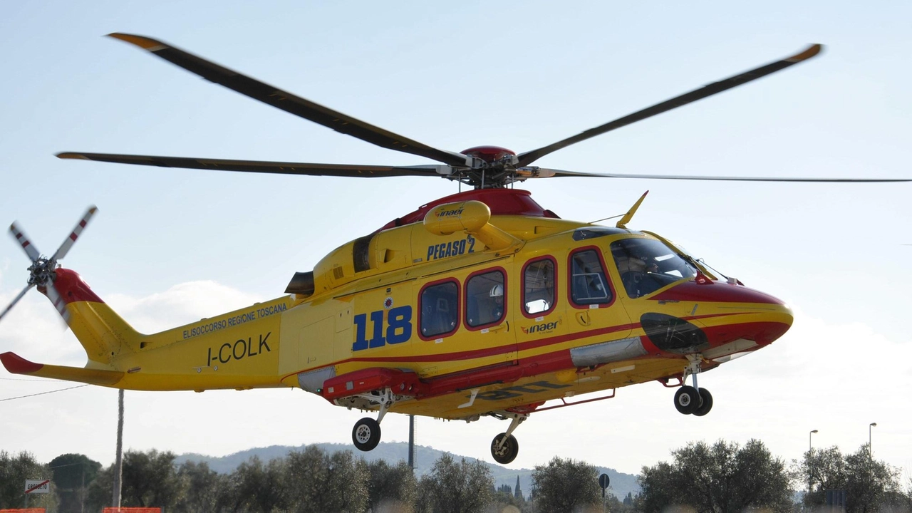 Ragazzino di 10 anni investito su strisce a Vaiano, trasferito al Meyer in codice giallo. Intervento di elisoccorso Pegaso e autorità sul luogo dell'incidente. Ragazzino di 10 anni investito su strisce a Vaiano, trasferito al Meyer in codice giallo. Intervento di elisoccorso Pegaso e autorità sul luogo dell'incidente.