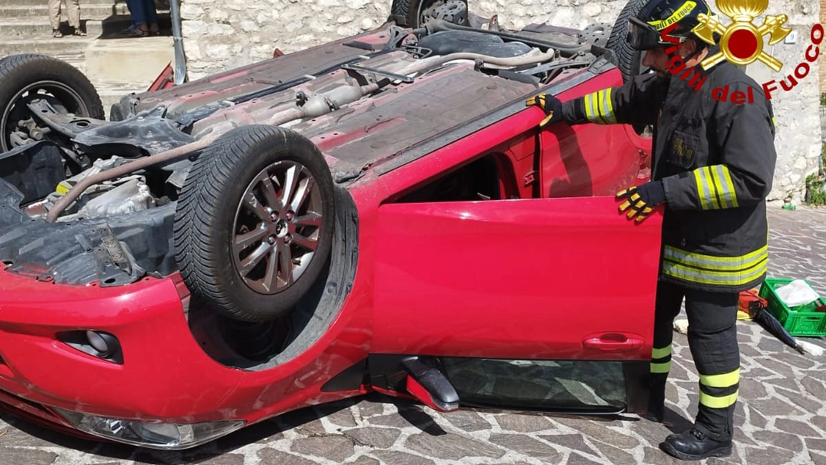 L'auto ribaltata a Montefranco L'auto ribaltata a Montefranco