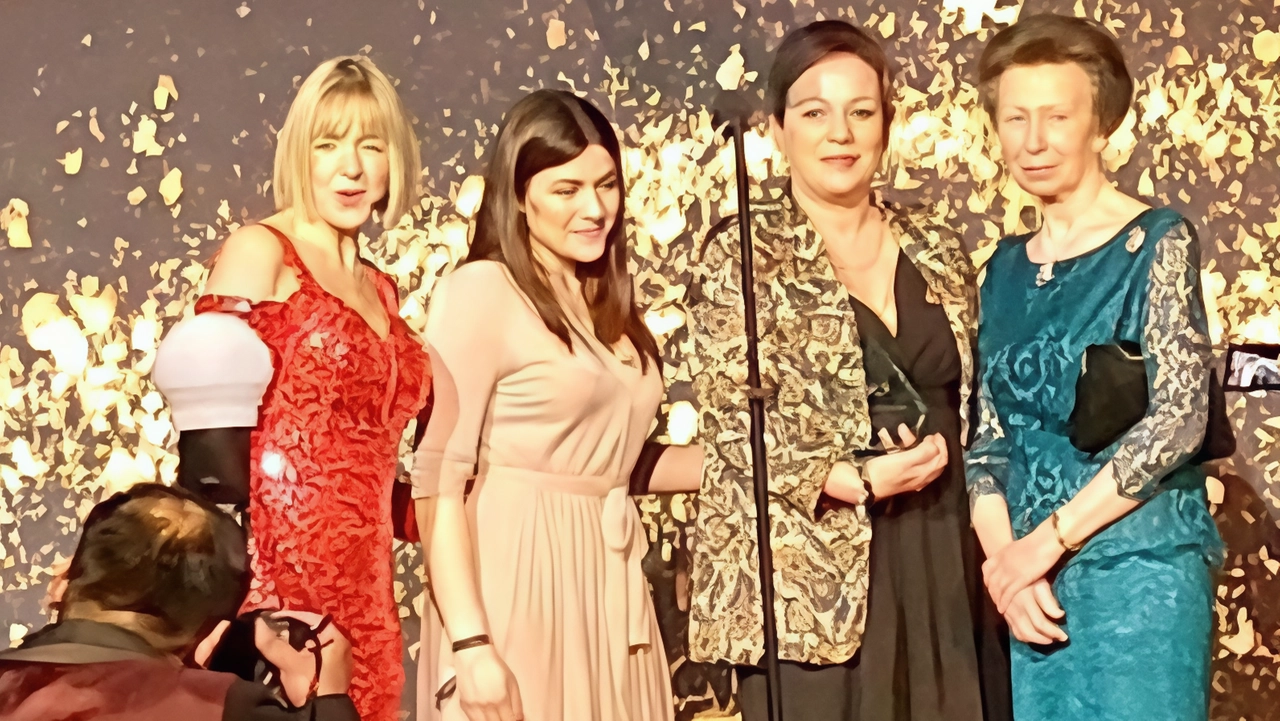 Stefania Caparrini, de Le Antiche Mura, riceve il premio dalla principessa Anna