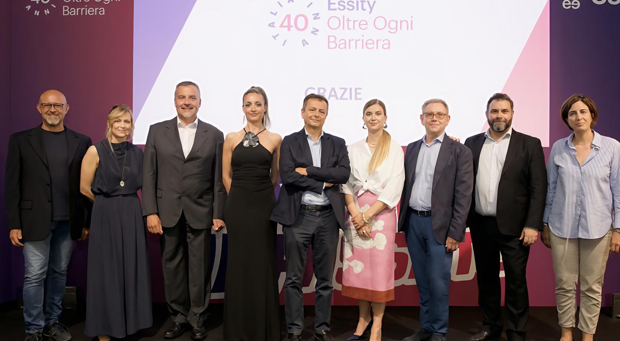 https://www.lanazione.it/image-service/view/acePublic/alias/contentid/YTQ3ZGViZjctZmQ5YS00/0/essity-celebra-i-suoi-40-anni-successi-e-innovazione-festa-con-tutti-i-dipendenti.jpeg