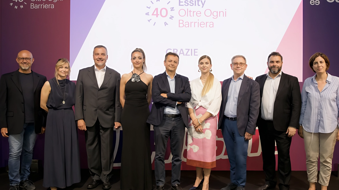 La foto di gruppo del vertice di essity con i rappresentanti delle istituzioni