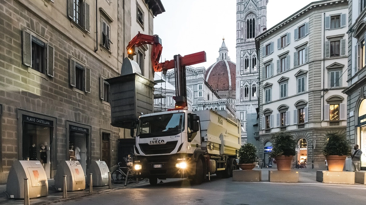 Un mezzo di Alia al lavoro per lo svuotamento dei cassonetti