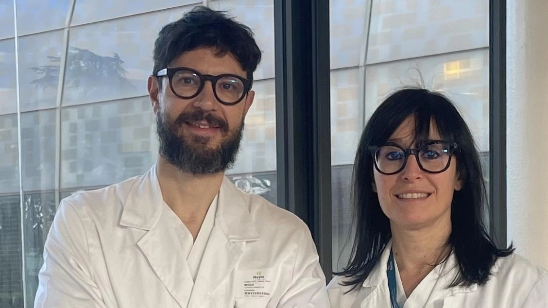 Il chirurgo endoscopista Roberto Lo Piccolo insieme. all’anestesista Elena Lenare al Meyer di Firenze Il chirurgo endoscopista Roberto Lo Piccolo insieme. all’anestesista Elena Lenare al Meyer di Firenze