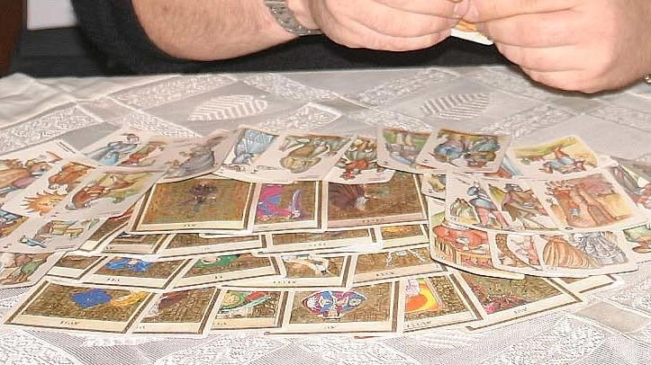 Una cartomante è finita sotto processo dopo la denuncia per tentata estorsione e truffa presentata da una donna senese (foto d’archivio)