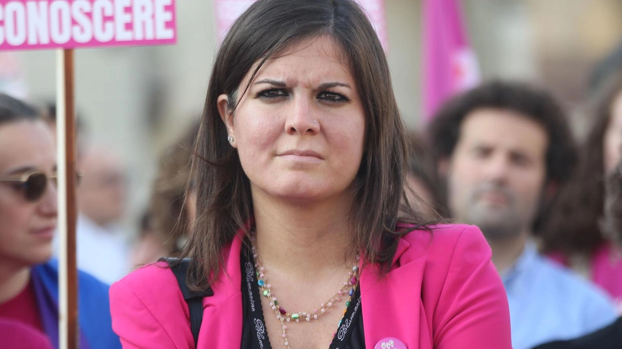 Alessandra Nardini, assessora regionale criticata da Paolo Vallini (Forza Italia) per la sua «gonna svolazzante» in occasione della consegna del messaggio di pace del Papa, da parte del vescovo monsignor Paccosi Alessandra Nardini, assessora regionale criticata da Paolo Vallini (Forza Italia) per la sua «gonna svolazzante» in occasione della consegna del messaggio di pace del Papa, da parte del vescovo monsignor Paccosi