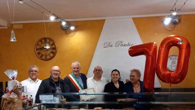 Il sindaco Marcello Pierucci da ’Pasubio’ per i 70 anni del locale Il sindaco Marcello Pierucci da ’Pasubio’ per i 70 anni del locale