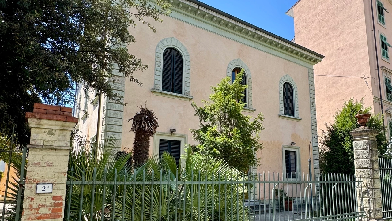 La villa Liberty del dottor Gino Merlini in via Palestro dove oggi ha sede l’associazione albergatori Apam è stata costruita nel 1932 e copre una superficie di 550 metri quadrati, divisi in 17 locali (Goiorani)