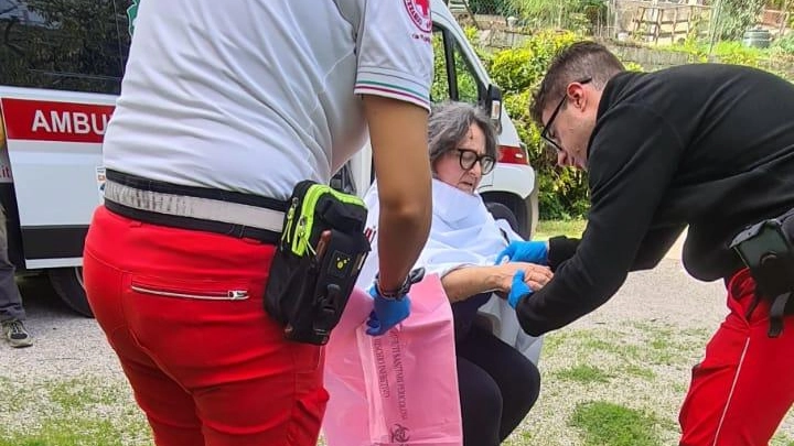 I soccorsi alla signora ferita I soccorsi alla signora ferita