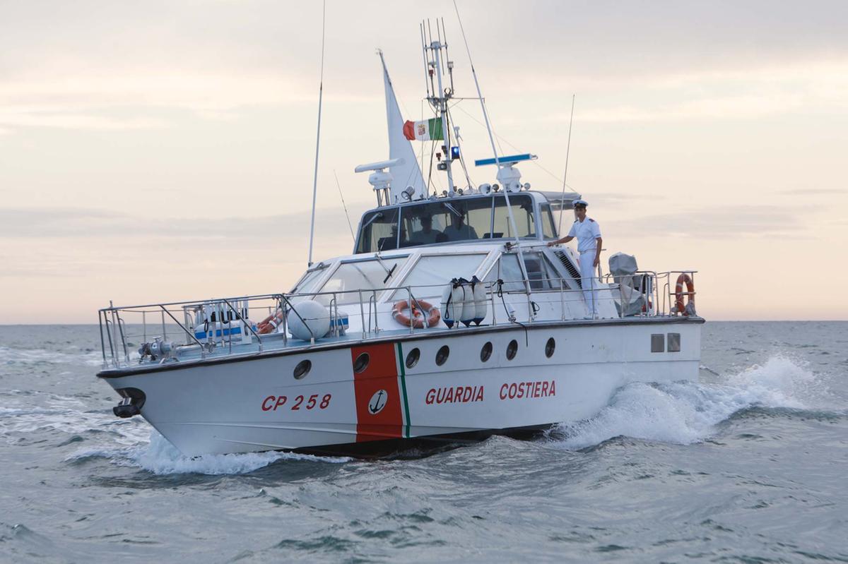 https://www.lanazione.it/image-service/view/acePublic/alias/contentid/YTQwMjU5YjAtZDY1Yi00/0/un-imbarcazione-della-guardia-costiera-foto-di-repertorio.jpeg?f=1.91:1&w=1200