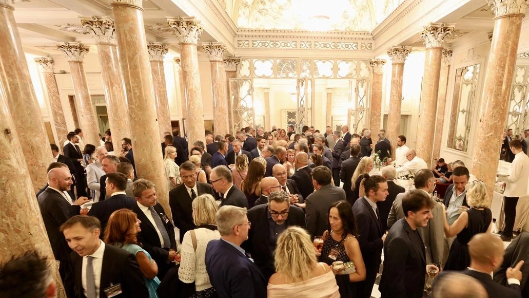 Un’immagine del foyer del teatro della Pergola