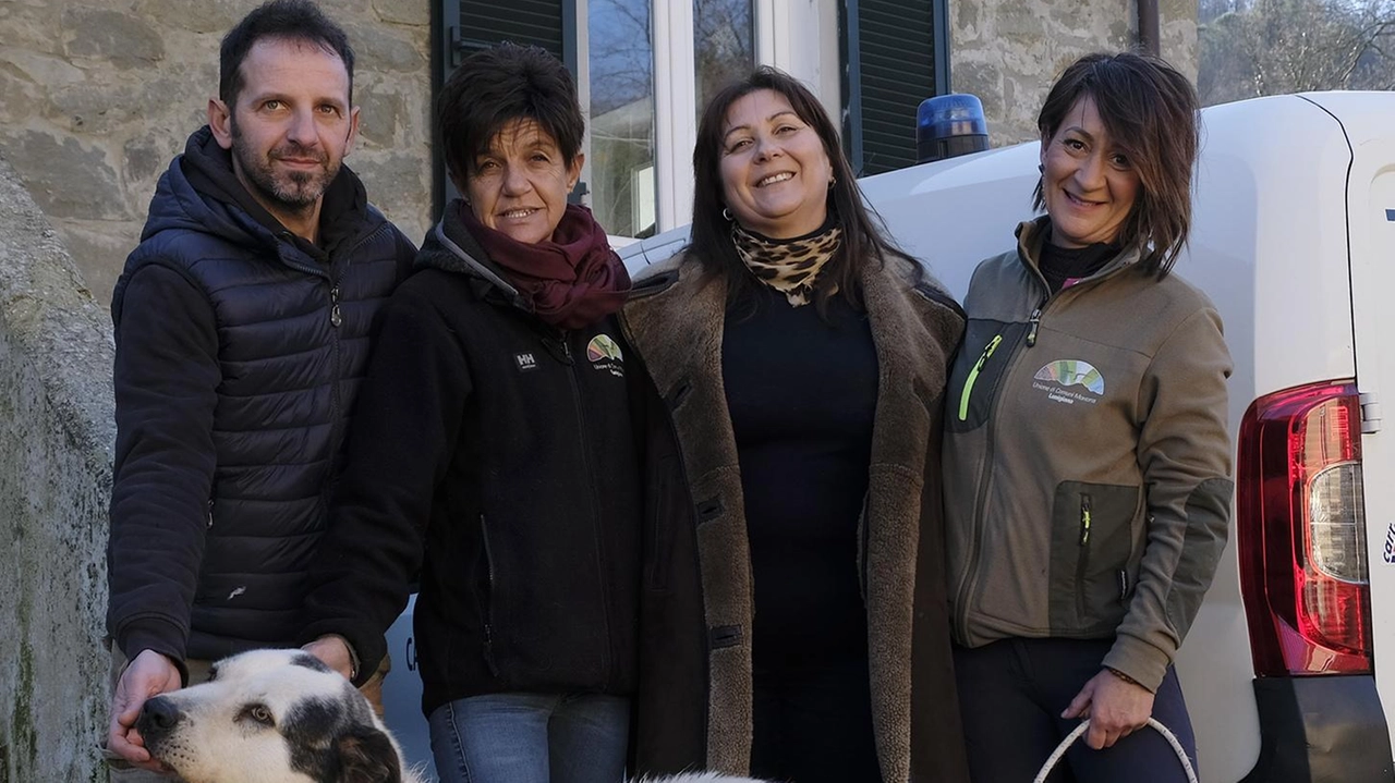 I volontari del canile Mirko, Stefania, Alessandra e Michela. Sotto i sindaci Bellesi e Giannetti con il dirigente Annibale Piccioli I volontari del canile Mirko, Stefania, Alessandra e Michela. Sotto i sindaci Bellesi e Giannetti con il dirigente Annibale Piccioli