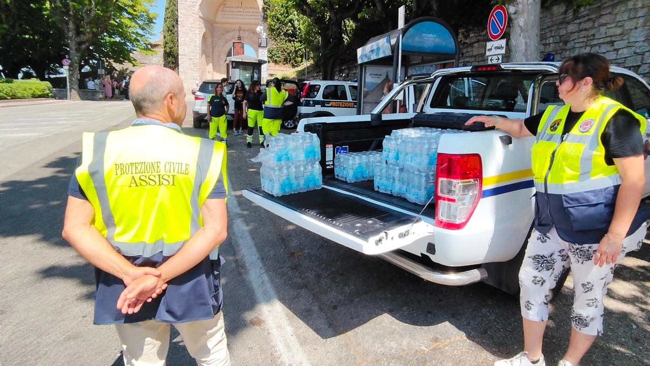 Autobotti per rifornire i cittadini Autobotti per rifornire i cittadini