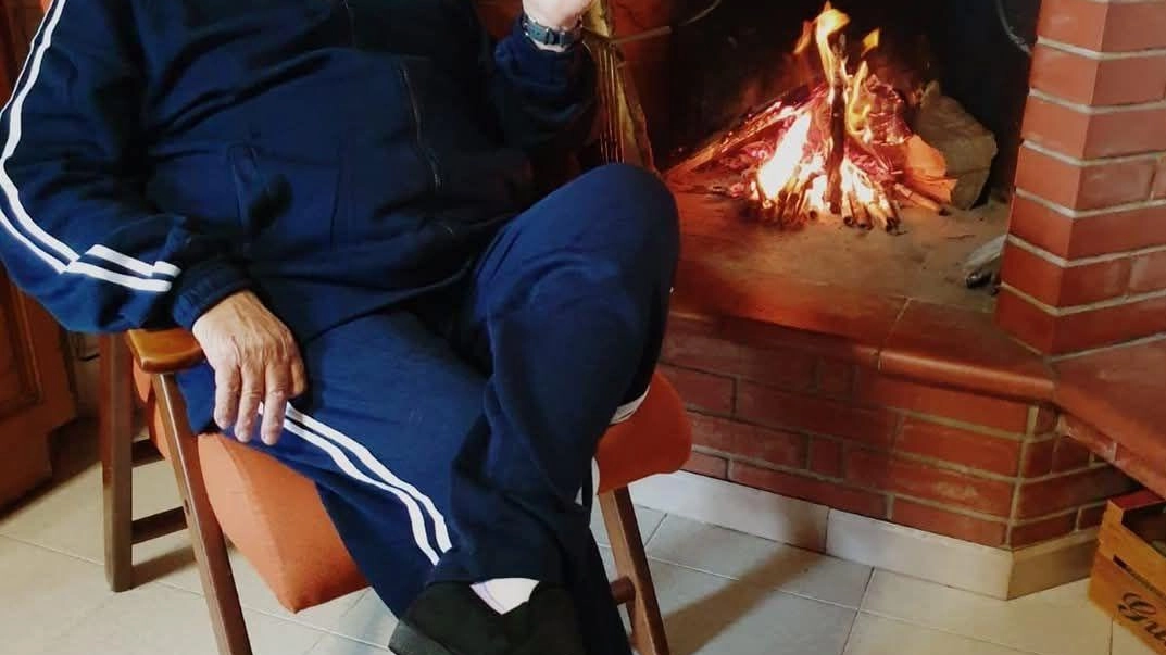Guido Giglioli davanti al caminetto della sua casa dove amava conversare con amici e conoscenti sulle vicende del paese