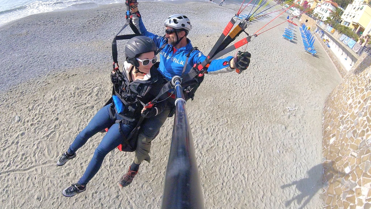 Gabriele Gardini in volo con il parapendio sul mare delle Cinque Terre
