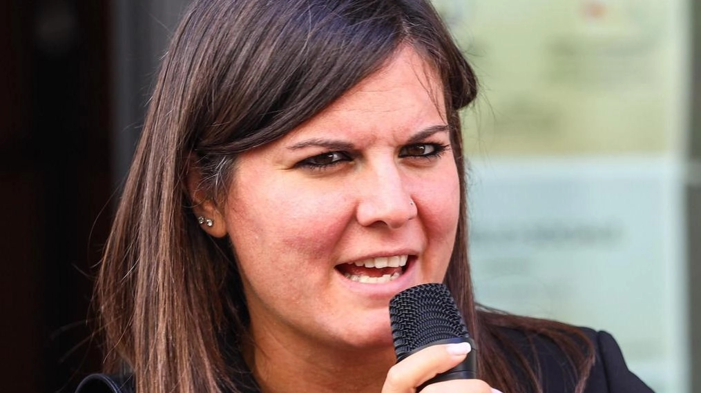 La Regione si impegna per sostenere il sistema moda in crisi, criticando il governo per la durata limitata degli ammortizzatori. L'assessore Nardini presenta emendamenti per prolungare gli aiuti e chiede un tavolo congiunto per affrontare la crisi e rilanciare il settore. La Regione si impegna per sostenere il sistema moda in crisi, criticando il governo per la durata limitata degli ammortizzatori. L'assessore Nardini presenta emendamenti per prolungare gli aiuti e chiede un tavolo congiunto per affrontare la crisi e rilanciare il settore.