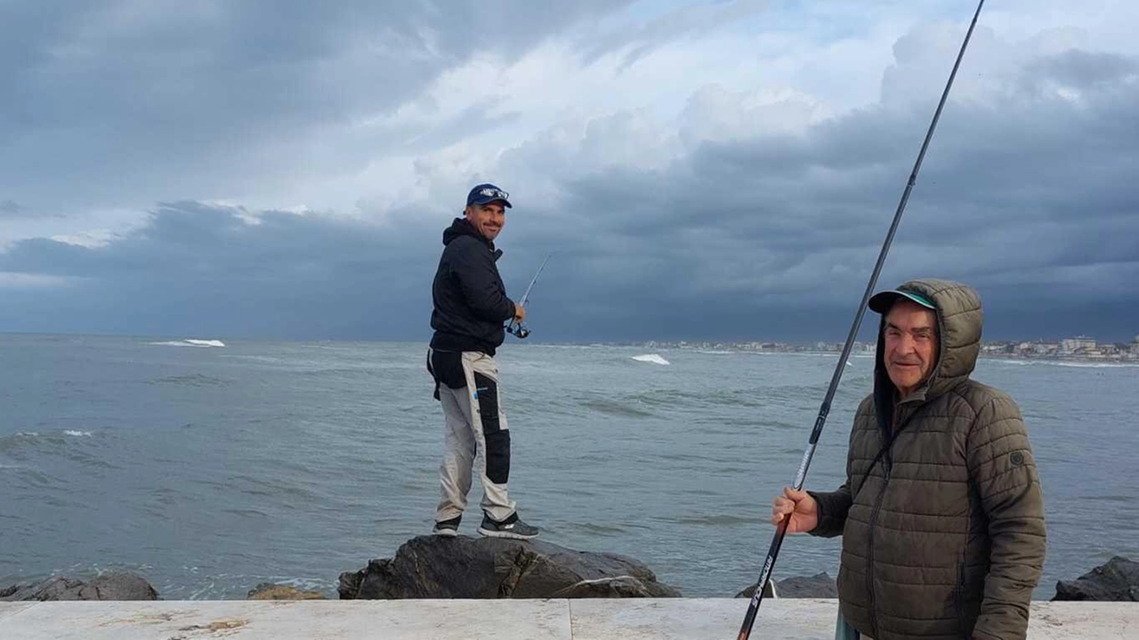 Simone e Luciano Lopez Siera da tanti anni pescano sul lungomolo di Viareggio. La loro è una passione che condividono con altri pescatori Simone e Luciano Lopez Siera da tanti anni pescano sul lungomolo di Viareggio. La loro è una passione che condividono con altri pescatori