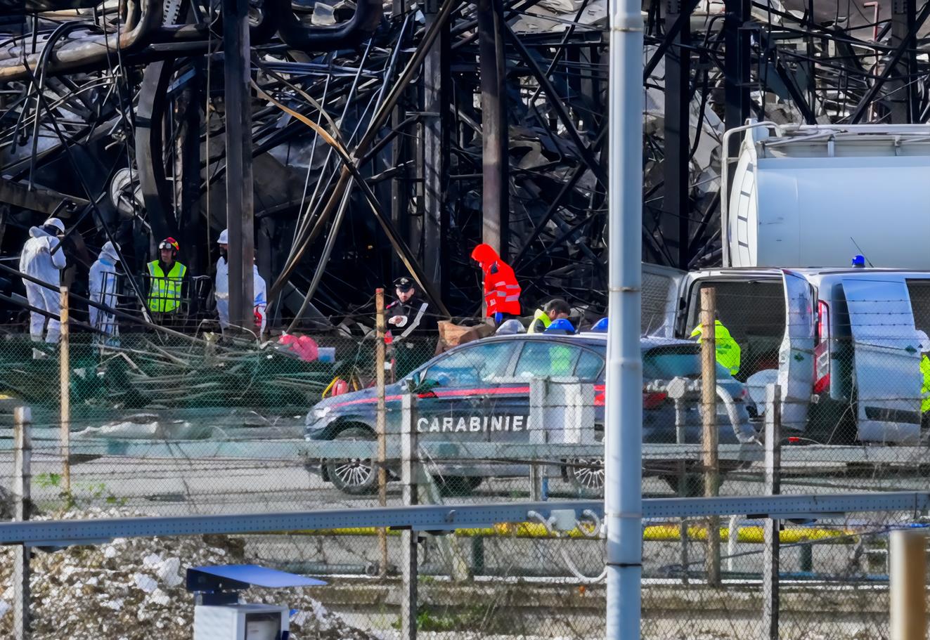 https://www.lanazione.it/image-service/view/acePublic/alias/contentid/YTQyYmM1YWEtYmZiYS00/0/un-minuto-di-rumore-il-flash-mob-della-cgil-contro-le-morti-bianche.jpeg