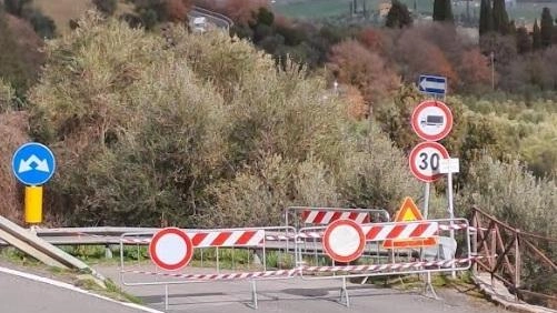 Da circa un mese, a Castiglione d’Orcia, la strada comunale a senso unico discendente, nella quale ci si può immettere...