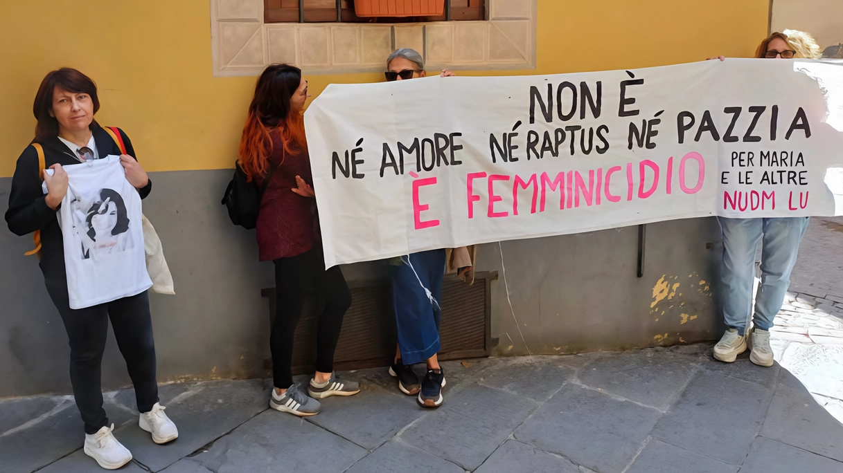 Fuori dal tribunale presidio. dell’associazione “Non una di meno Lucca“ per tenera alta l’attenzione. sul femminicidio Fuori dal tribunale presidio. dell’associazione “Non una di meno Lucca“ per tenera alta l’attenzione. sul femminicidio