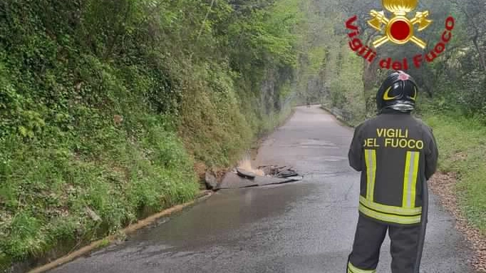 L'asfalto che ha ceduto e l'intervento dei vigili del fuoco