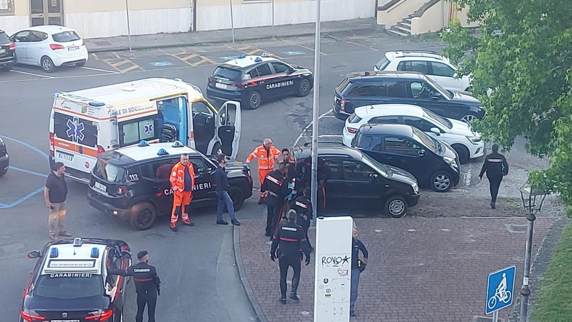 Pugni e bottigliate ai giardini, un giovane ricoverato in ospedale