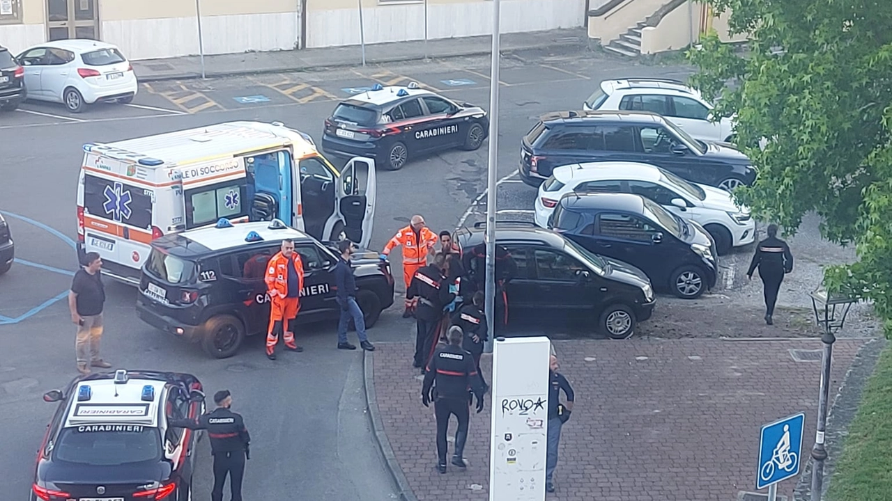 L’intervento dei mezzi di carabinieri e polizia insieme all’ambulanza della Pubblica Assistenza in piazza Jurgens L’intervento dei mezzi di carabinieri e polizia insieme all’ambulanza della Pubblica Assistenza in piazza Jurgens