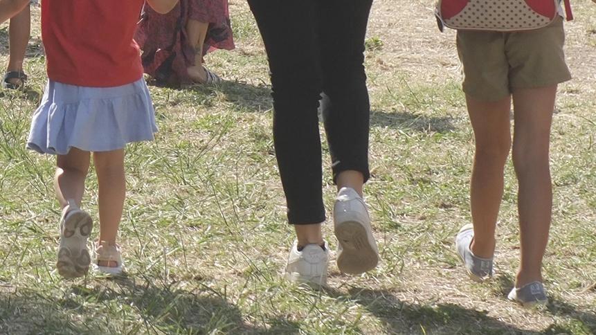 La seconda giornata di microfoni aperti con FurgoMytho vede Radio Rogna trasmettere in diretta da piazza Cittadella. Ospiti, musica e laboratori per bambini animano il Festival, con focus su inclusione e creatività. La seconda giornata di microfoni aperti con FurgoMytho vede Radio Rogna trasmettere in diretta da piazza Cittadella. Ospiti, musica e laboratori per bambini animano il Festival, con focus su inclusione e creatività.