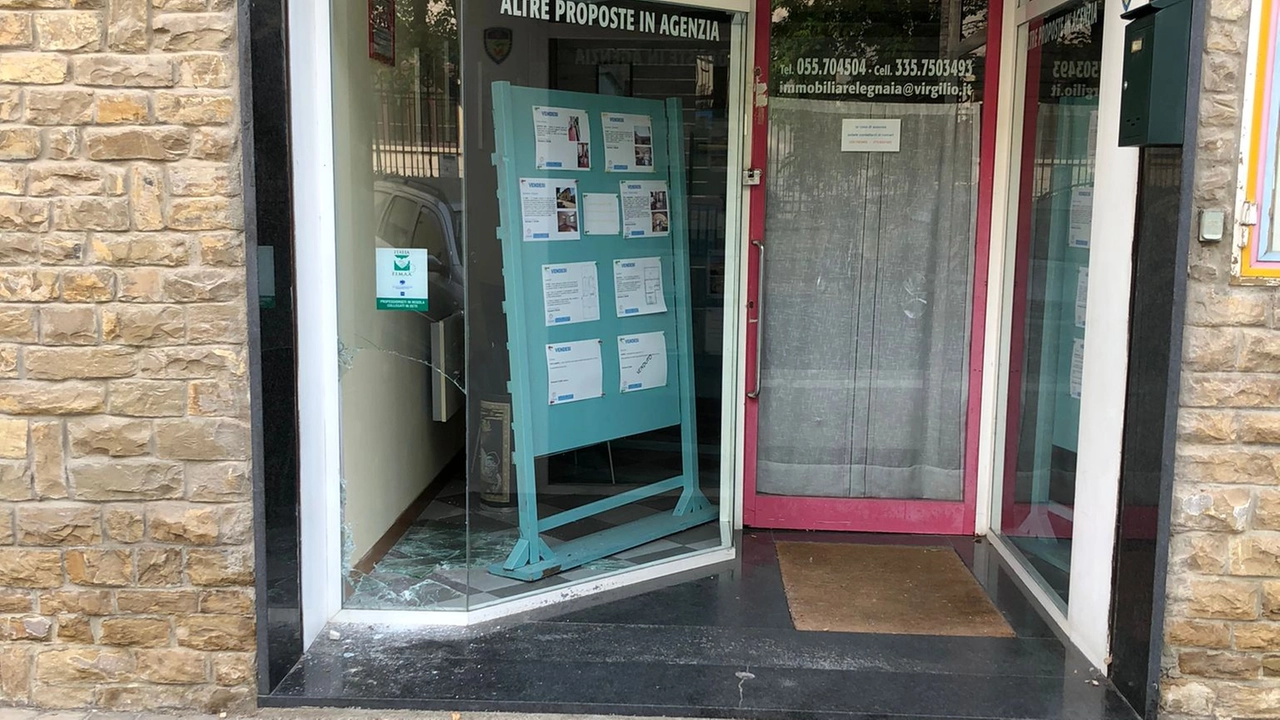 La vetrina dell'agenzia immobiliare