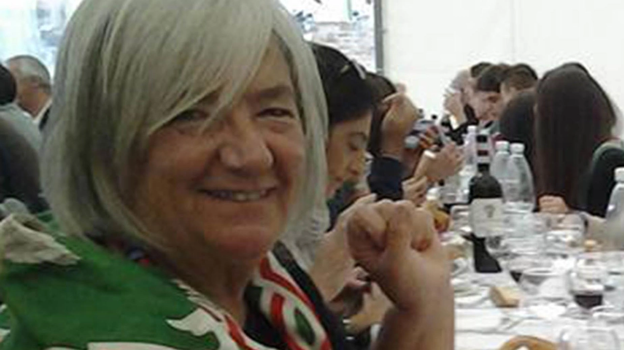 Scomparsa di Roberta Vanni Toti, moglie del capitano del Drago di Siena. Combattuta una malattia con coraggio, amata da tutti. Funerali oggi. Scomparsa di Roberta Vanni Toti, moglie del capitano del Drago di Siena. Combattuta una malattia con coraggio, amata da tutti. Funerali oggi.