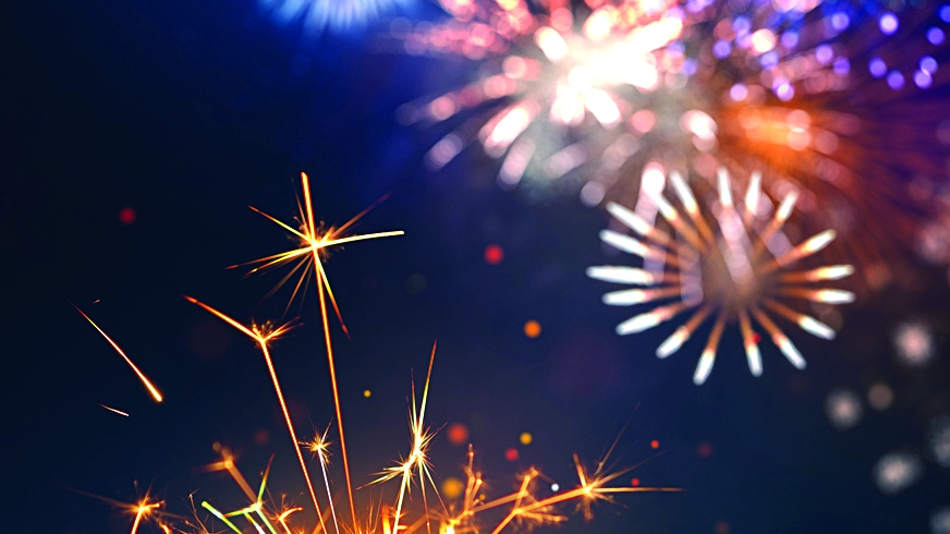 Fuochi d'artificio e petardi sono simbolo di luce e rinnovamento Fuochi d'artificio e petardi sono simbolo di luce e rinnovamento