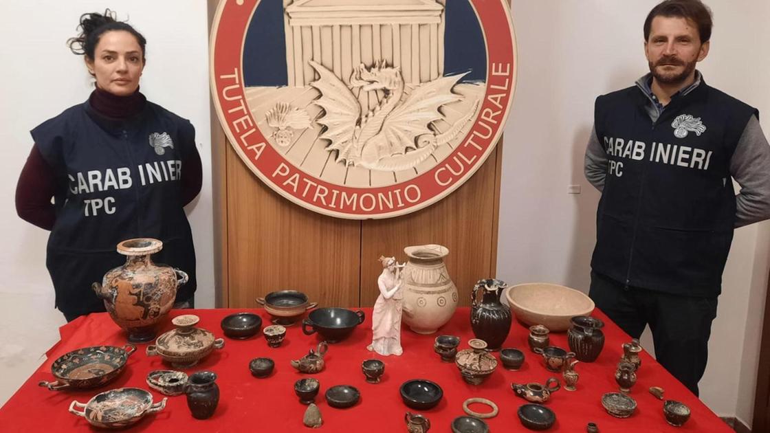Arte rubata e ritrovata dai carabinieri. Un patrimonio da 5 milioni di euro. Tavole e medaglioni i più emblematici Arte rubata e ritrovata dai carabinieri. Un patrimonio da 5 milioni di euro. Tavole e medaglioni i più emblematici