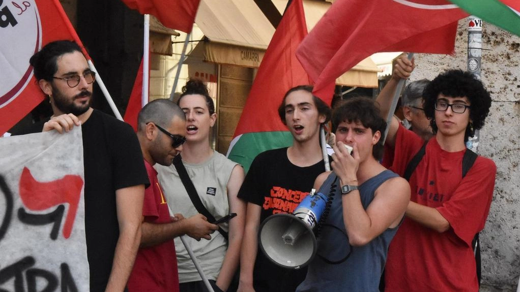 Manifestazione nel pomeriggio di ieri sotto all’arco di Porta Vecchia dove è custodita la lapide con i nomi di 6 partigiani uccisi . Manifestazione nel pomeriggio di ieri sotto all’arco di Porta Vecchia dove è custodita la lapide con i nomi di 6 partigiani uccisi .
