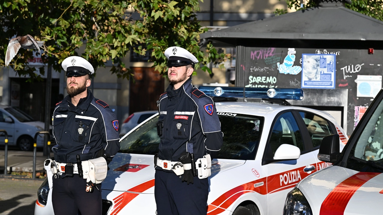 Sottrae il portafoglio a un turista e si allontana: bloccato