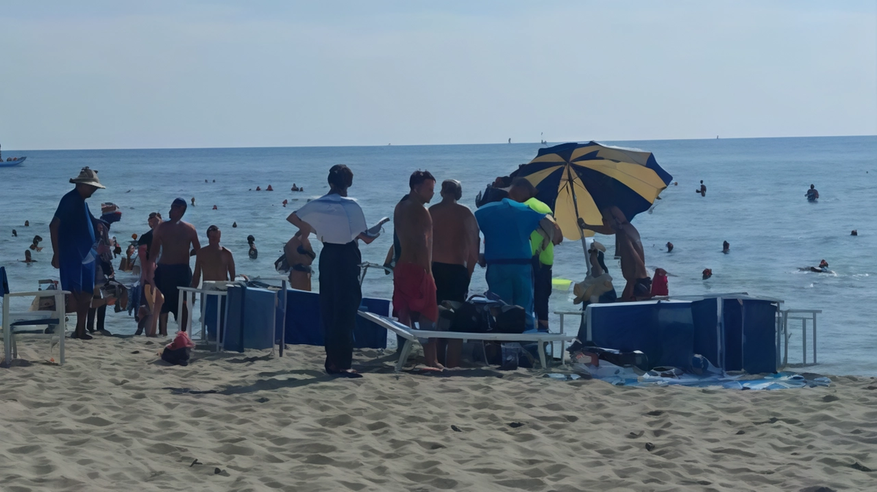 I soccorsi attorno al turista spirato ieri pomeriggio nel mare di fronte alla spiaggia della Darsena I soccorsi attorno al turista spirato ieri pomeriggio nel mare di fronte alla spiaggia della Darsena